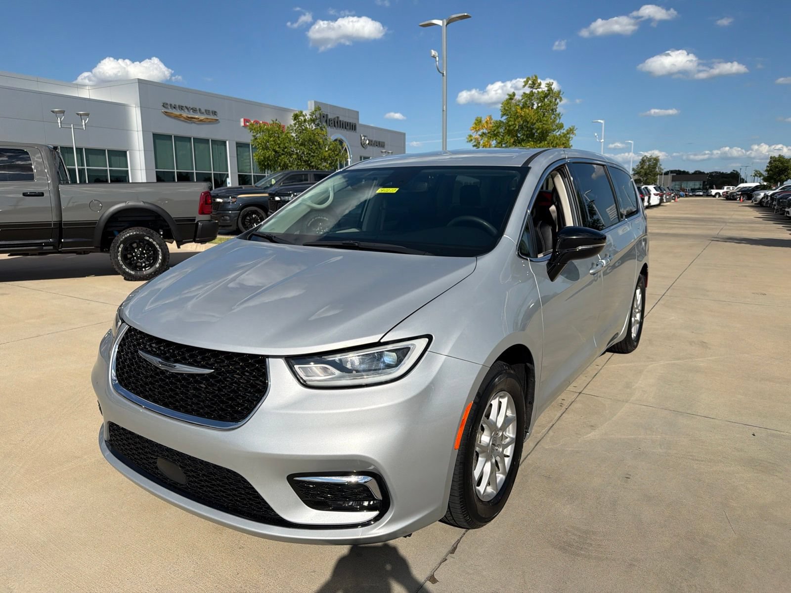 Used 2024 Chrysler Pacifica Touring-L FWD image 9