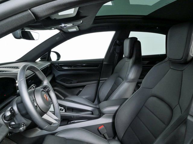 Certified 2025 Porsche Macan Electric RWD image 5