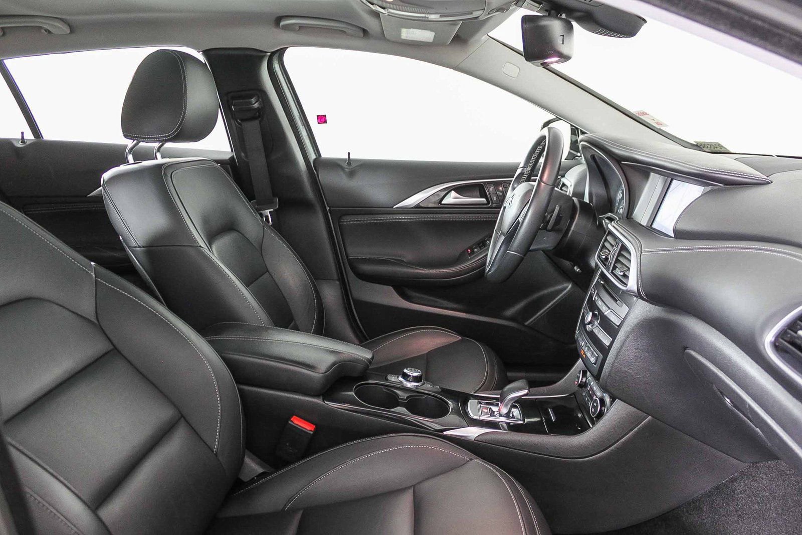 Used 2018 INFINITI QX30 Premium w/ Navigation Package image 17