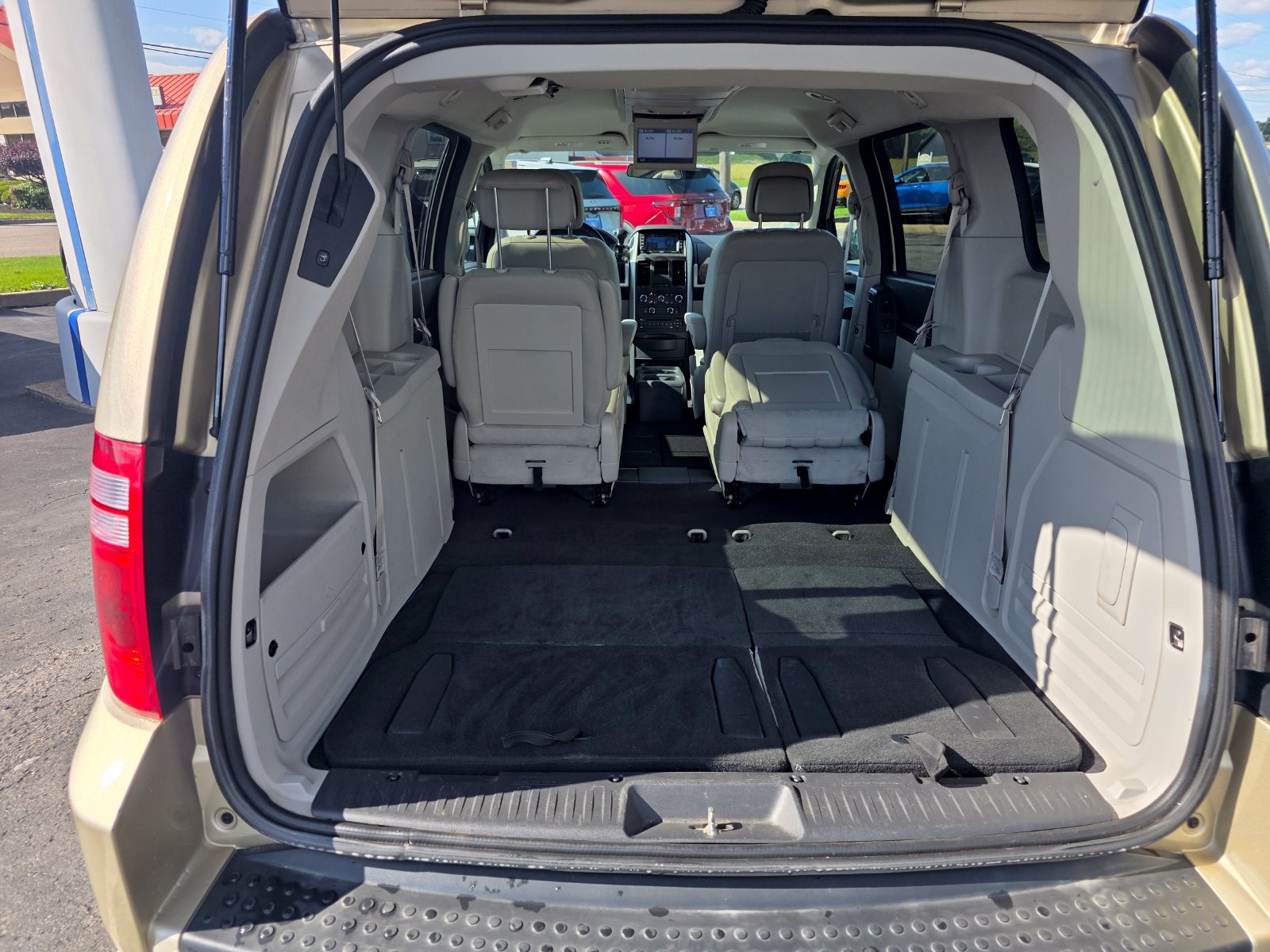 Used 2010 Dodge Grand Caravan SXT FWD image 12