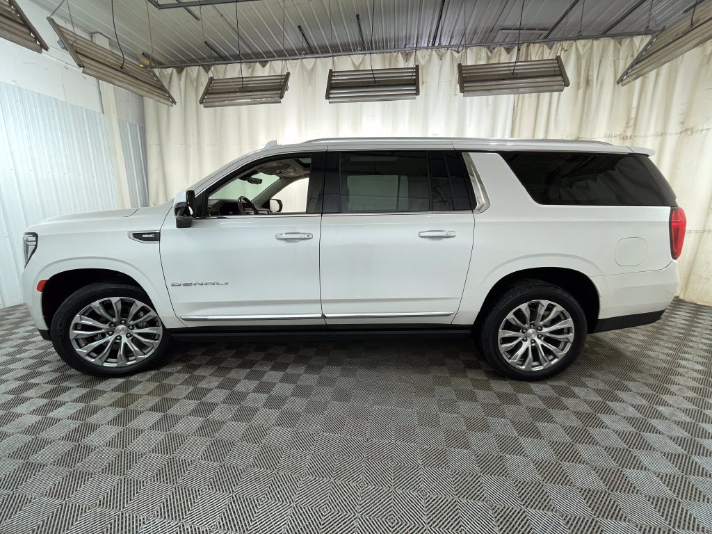 Used 2022 GMC Yukon XL Denali w/ Denali Premium Package AWD/4WD image 24