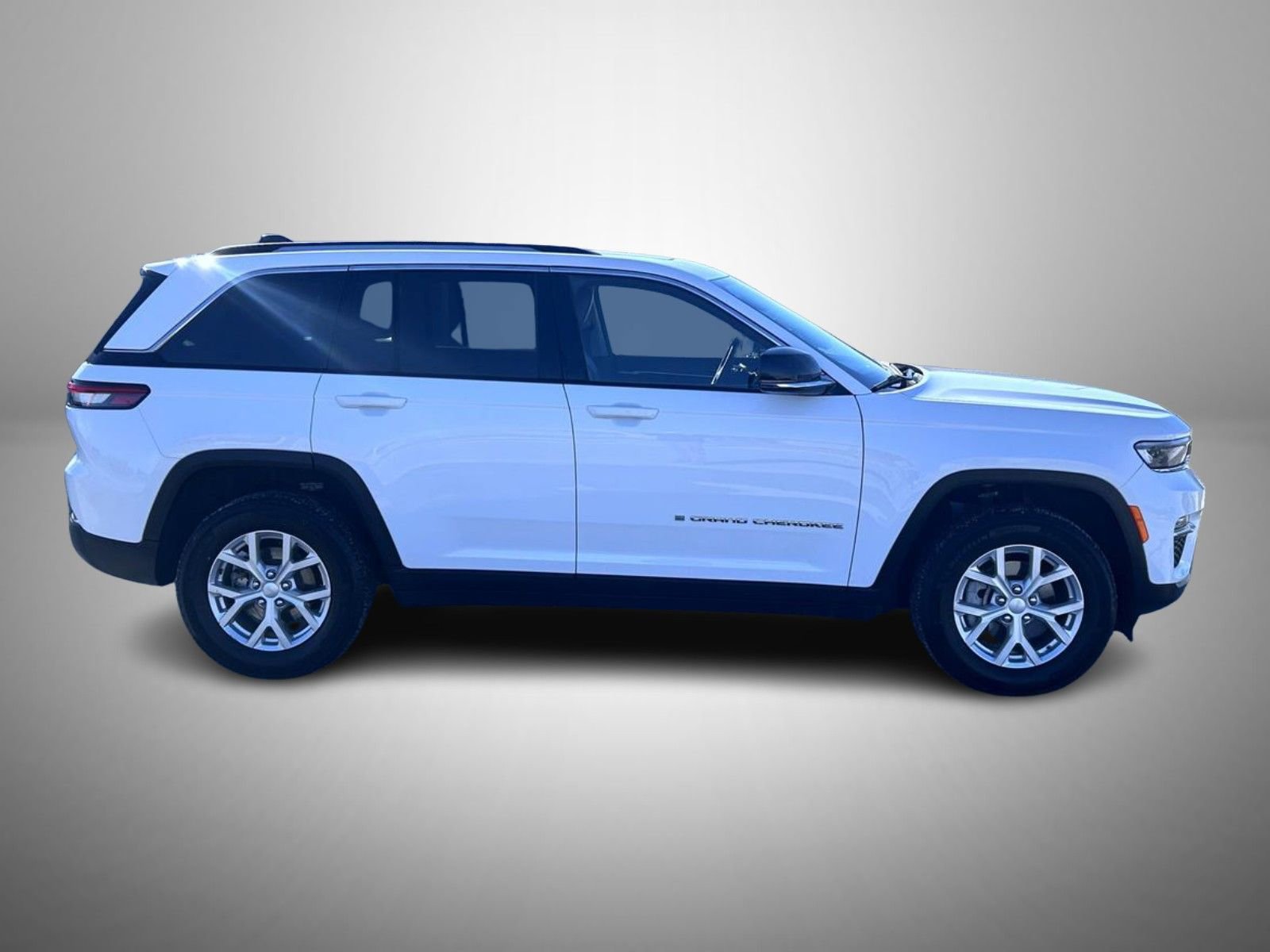 Used 2023 Jeep Grand Cherokee Limited image 3