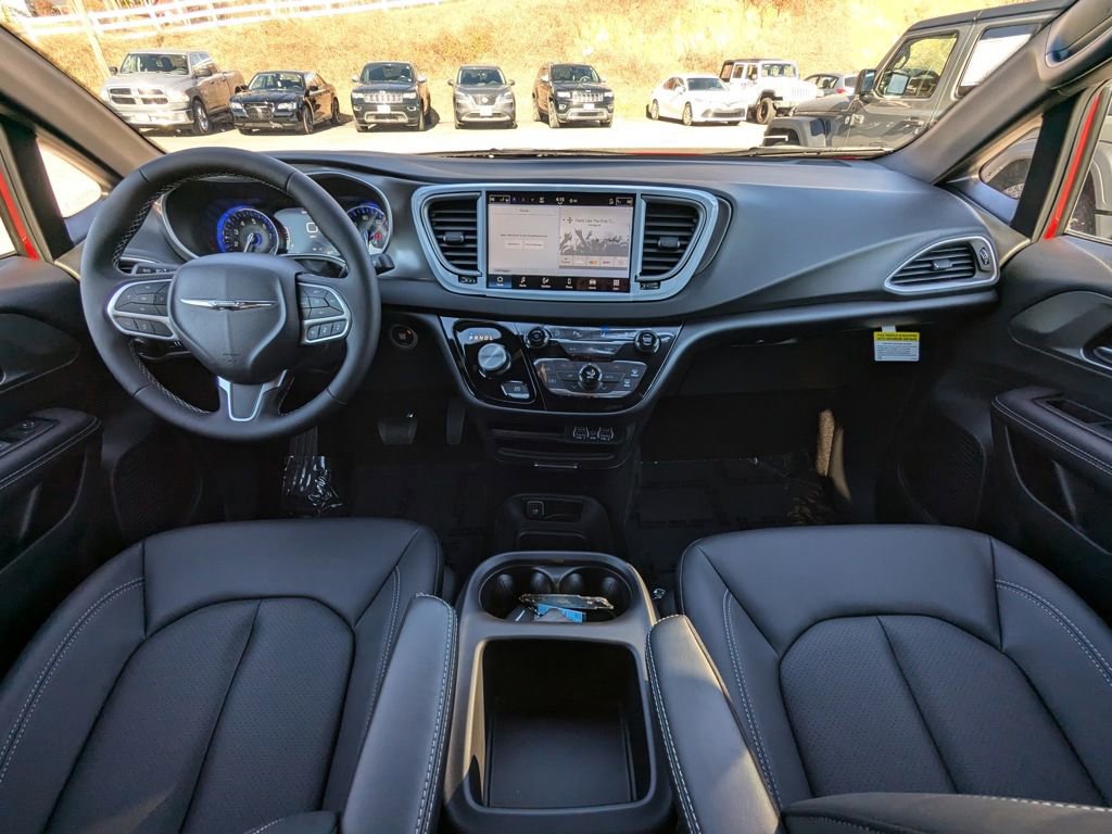 New 2025 Chrysler Voyager LX image 5