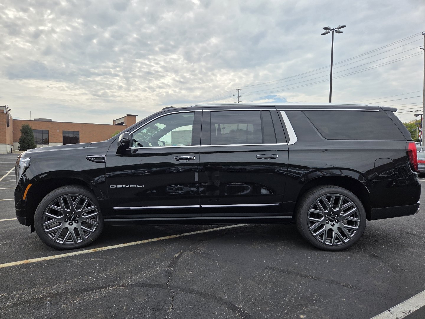 New 2027 GMC Yukon XL Denali Ultimate w/ LPO, Floor Liner Package AWD/4WD image 17