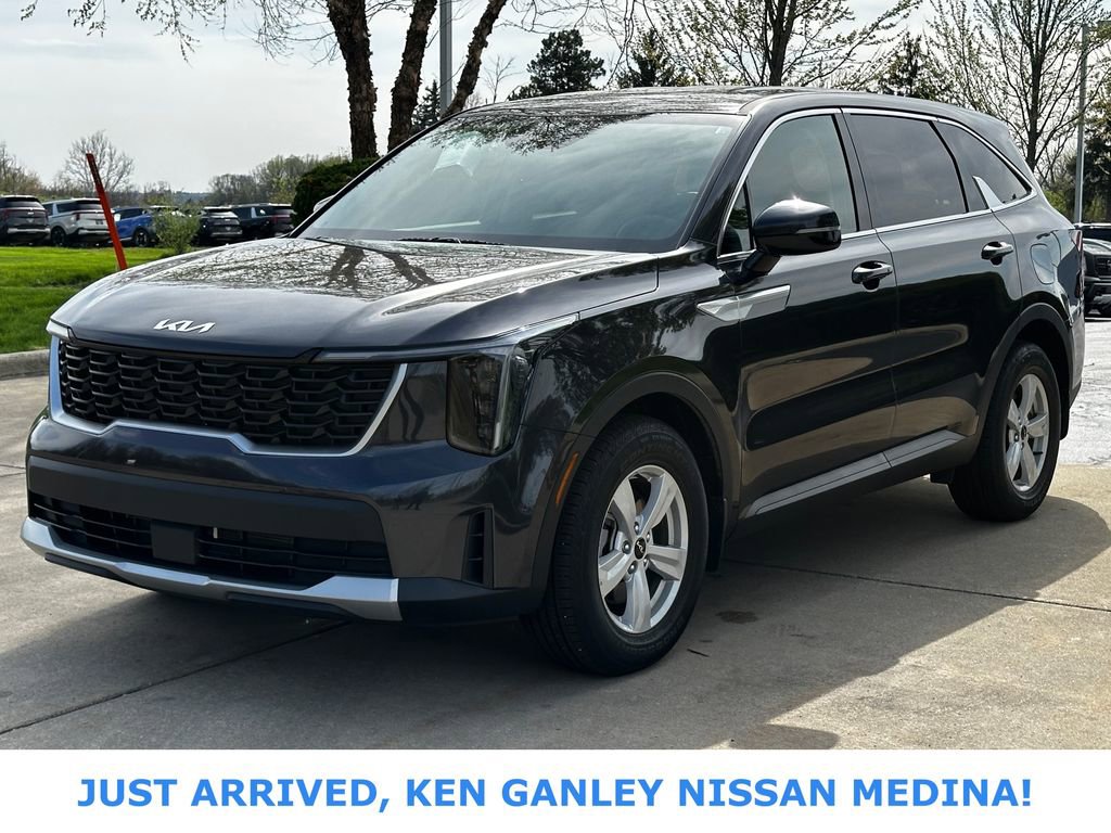 Used 2025 Kia Sorento LX FWD image 7