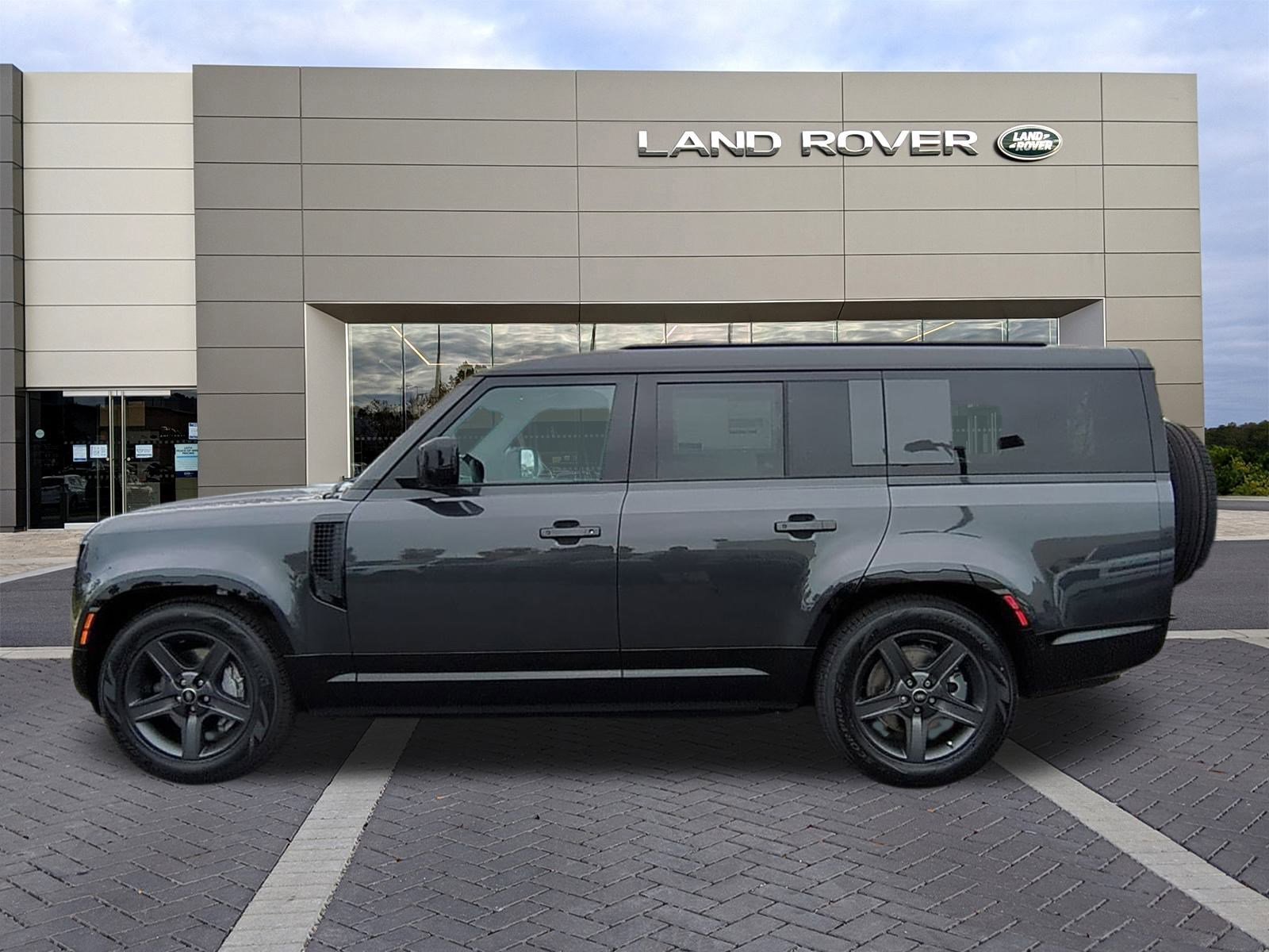 New 2025 Land Rover Defender 130 X-Dynamic SE image 8
