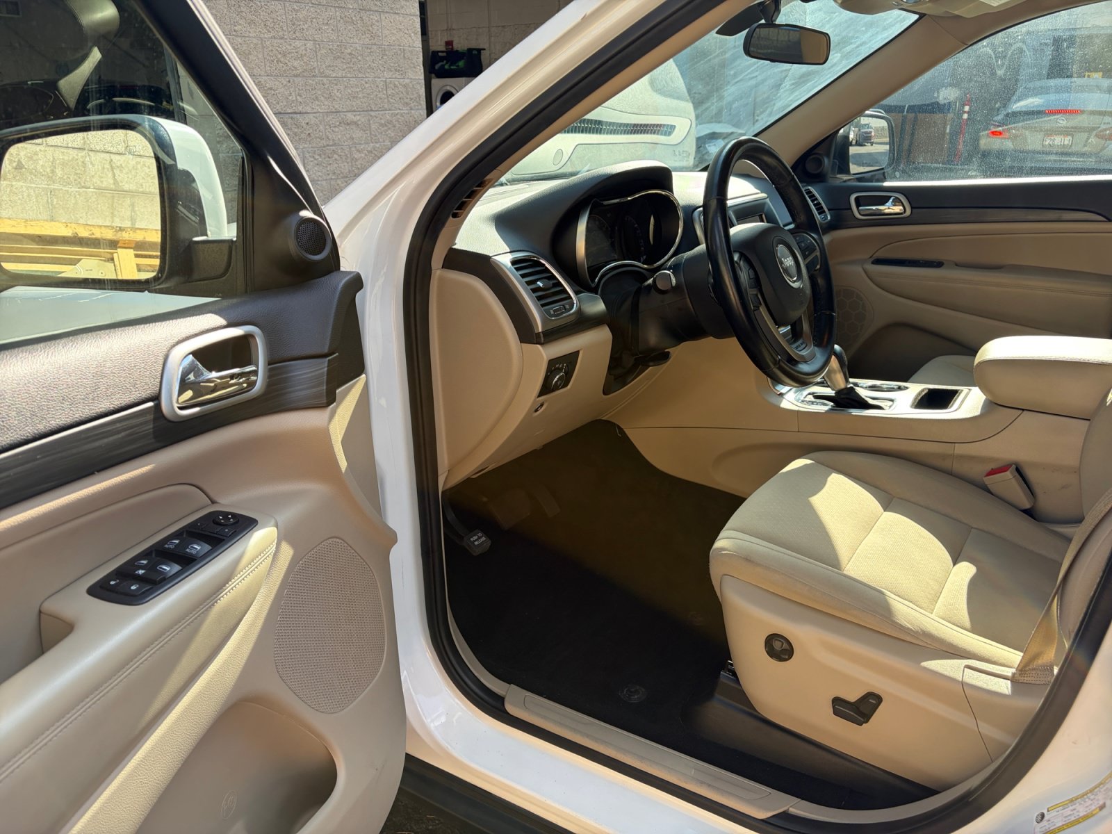 Used 2021 Jeep Grand Cherokee Laredo AWD/4WD image 21