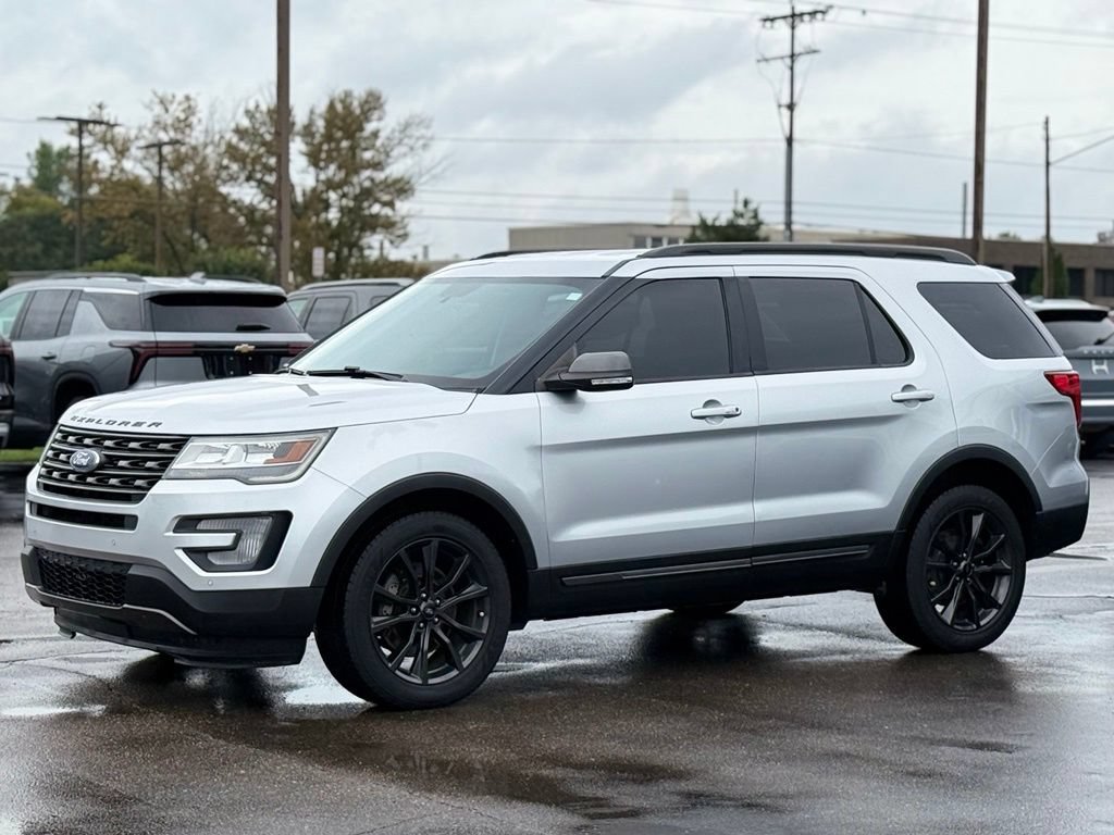 Used 2017 Ford Explorer XLT w/ Equipment Group 202A AWD/4WD image 38