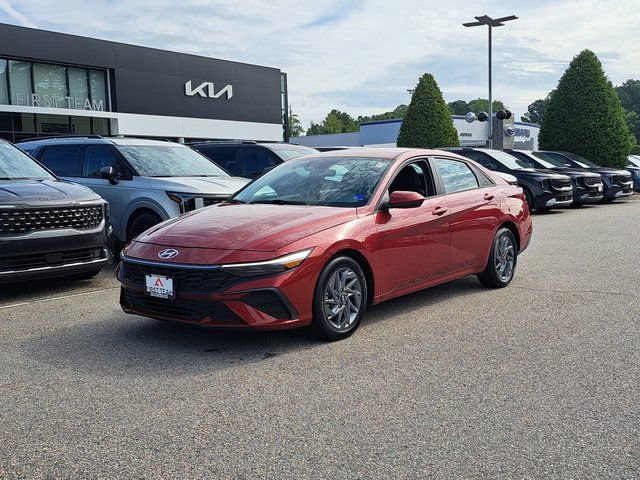 Used 2024 Hyundai Elantra SEL FWD image 2