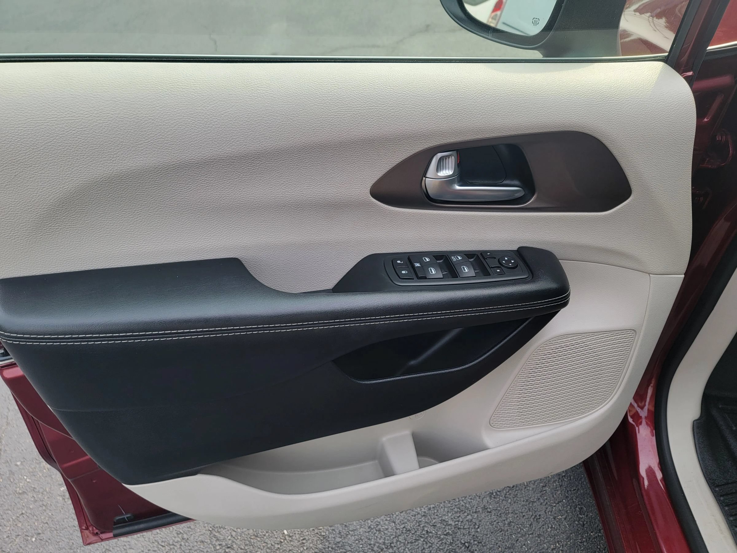 Used 2020 Chrysler Voyager L FWD image 10