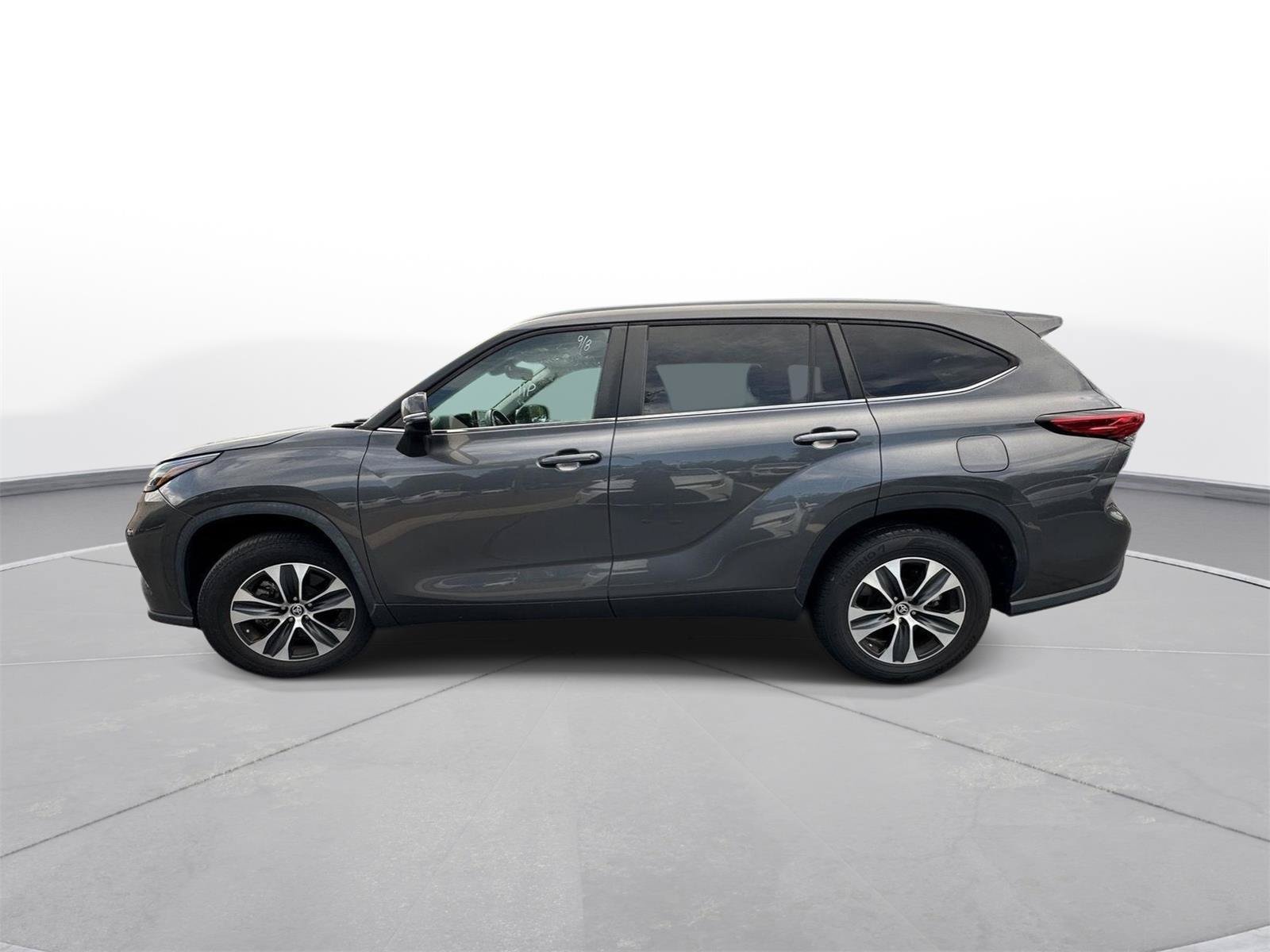 Used 2023 Toyota Highlander XLE FWD image 9