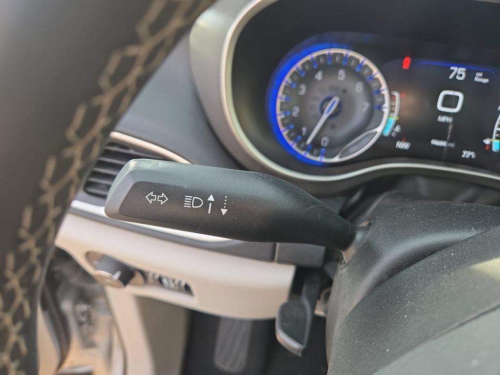 Used 2023 Chrysler Pacifica Touring-L FWD image 39