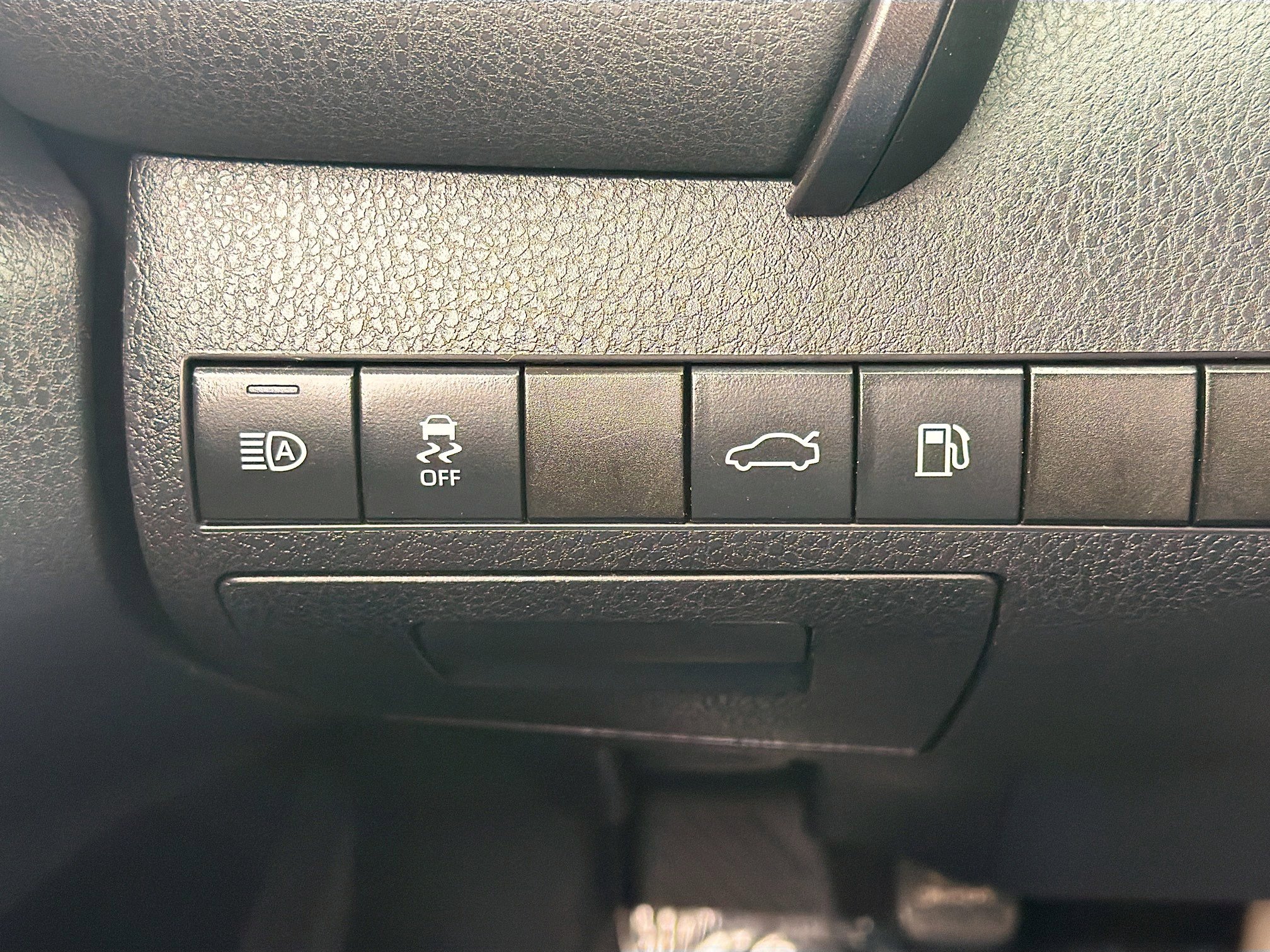 Used 2018 Toyota Camry SE w/ Moonroof Package image 17