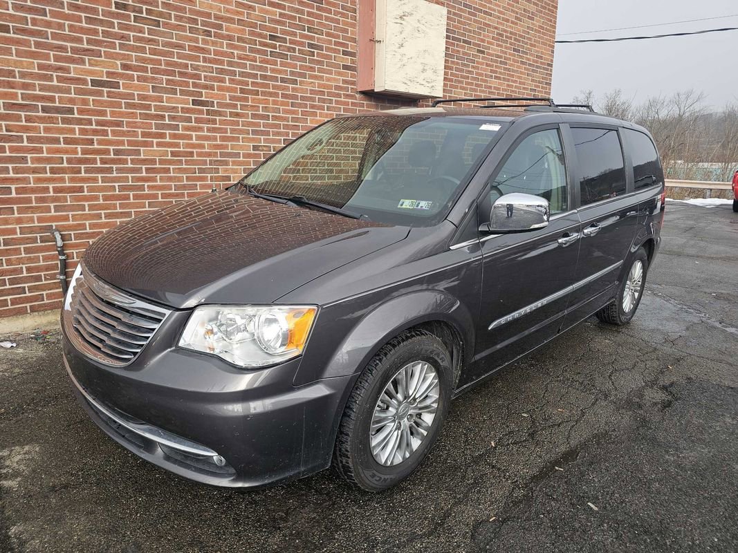 Used 2015 Chrysler Town & Country Touring-L w/ Driver Convenience Group image 2