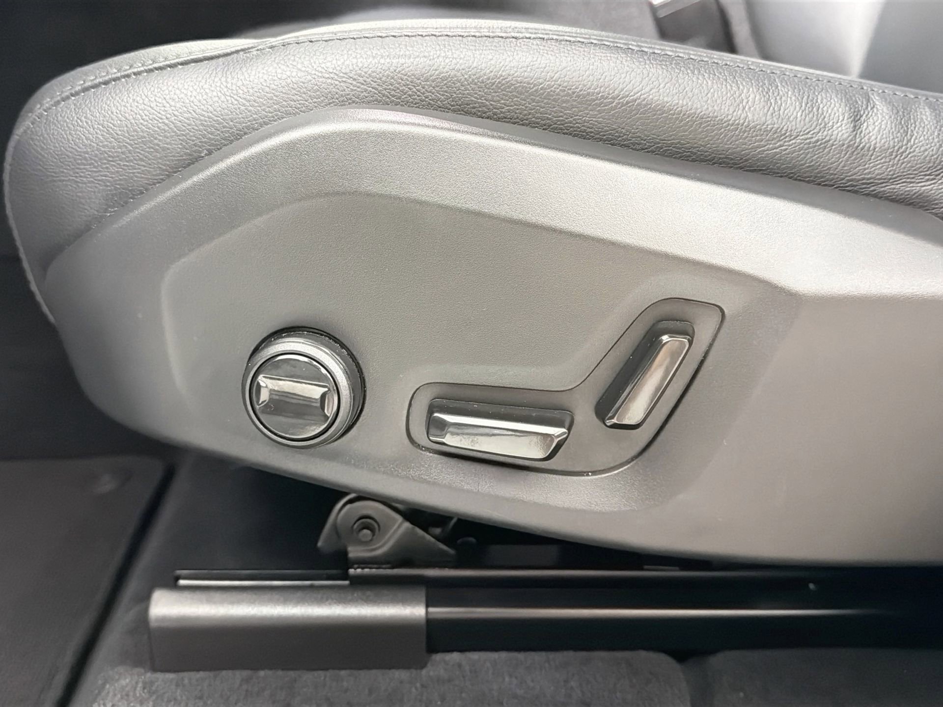 Certified 2024 Volvo XC60 B5 Core AWD/4WD image 19