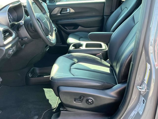 Used 2025 Chrysler Pacifica Select FWD image 13