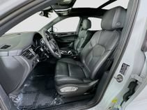 Certified 2026 Porsche Macan AWD/4WD image 7