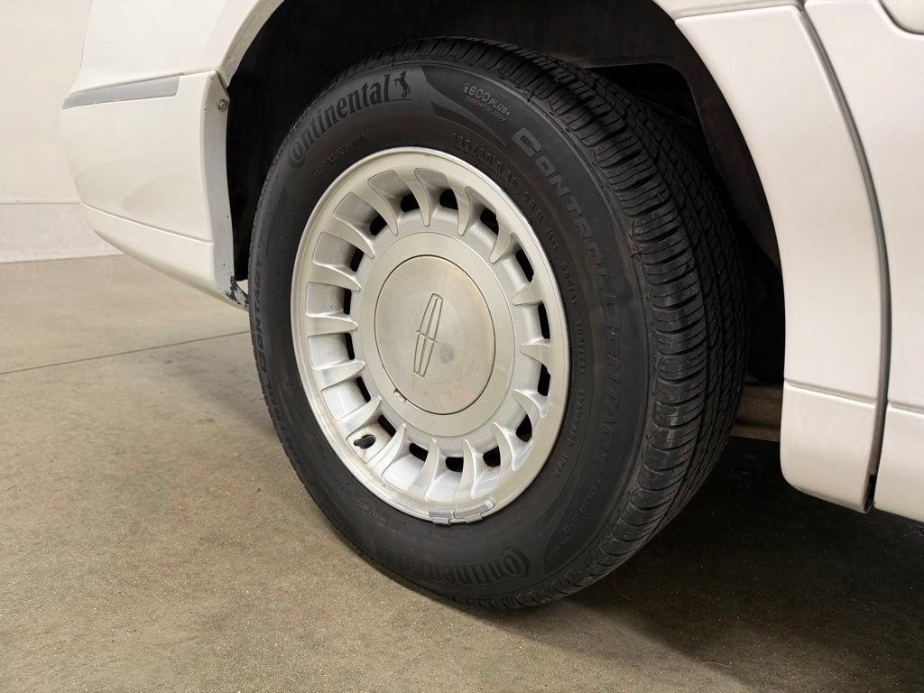 Used 2000 Lincoln Town Car Executive RWD image 12