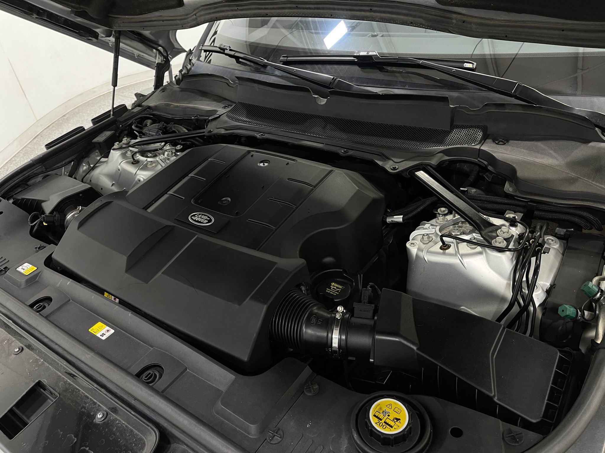 Used 2017 Land Rover Range Rover Sport HSE image 28