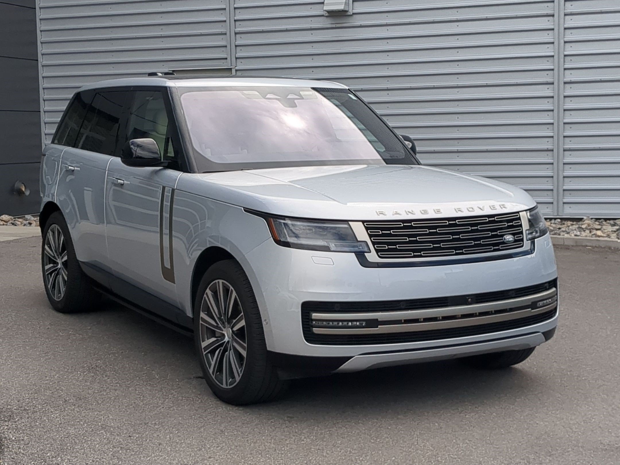 Used 2023 Land Rover Range Rover SE AWD/4WD image 3