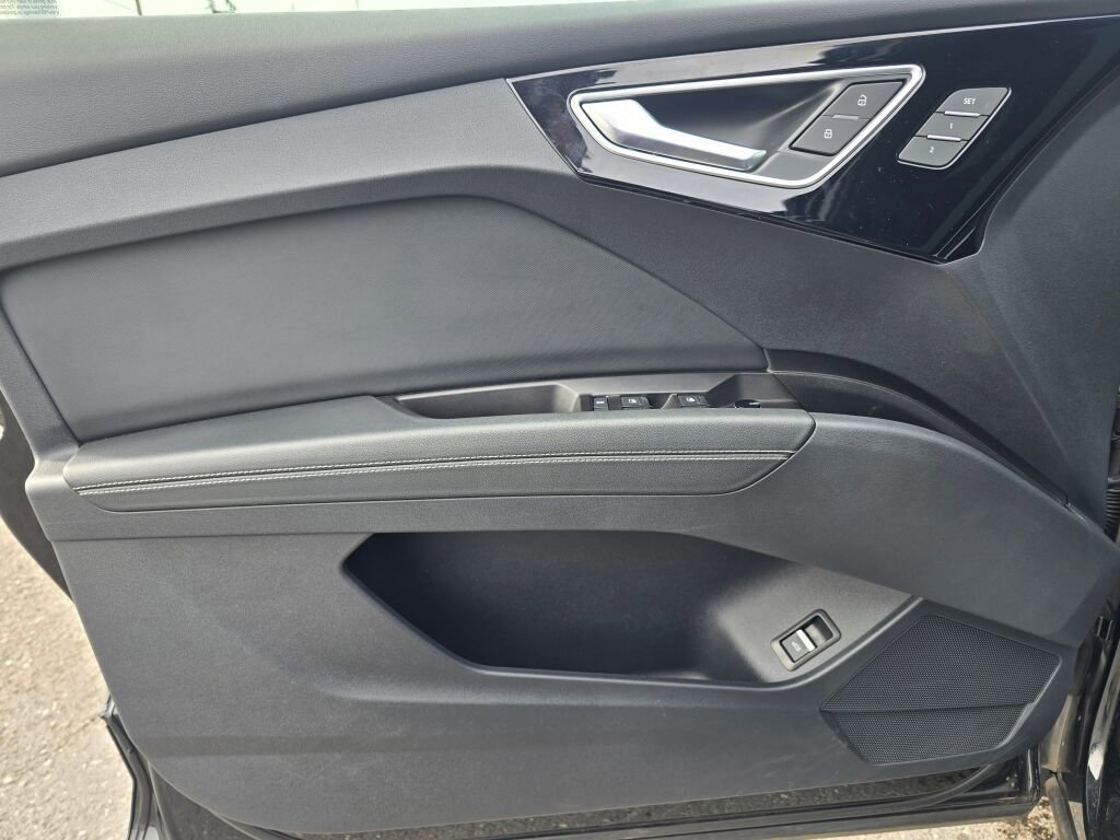 Used 2022 Audi Q4 e-tron Prestige image 21