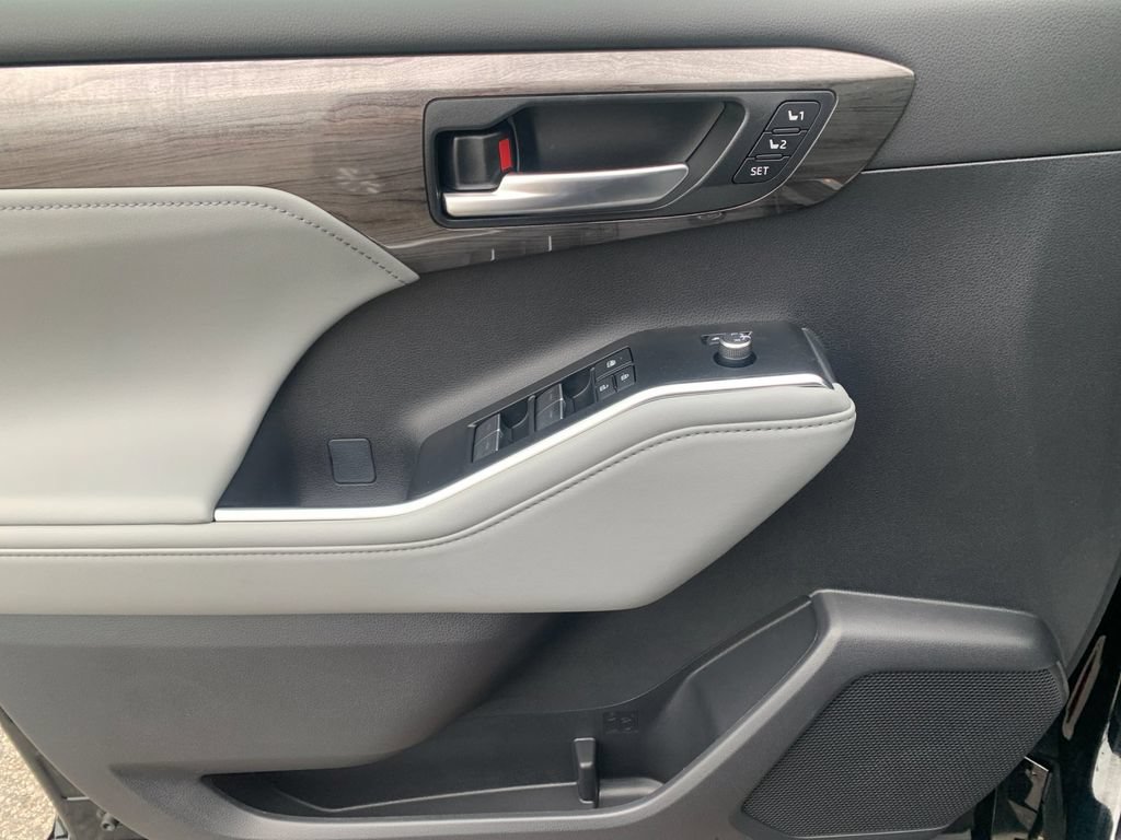 New 2026 Toyota Highlander Limited AWD/4WD image 11