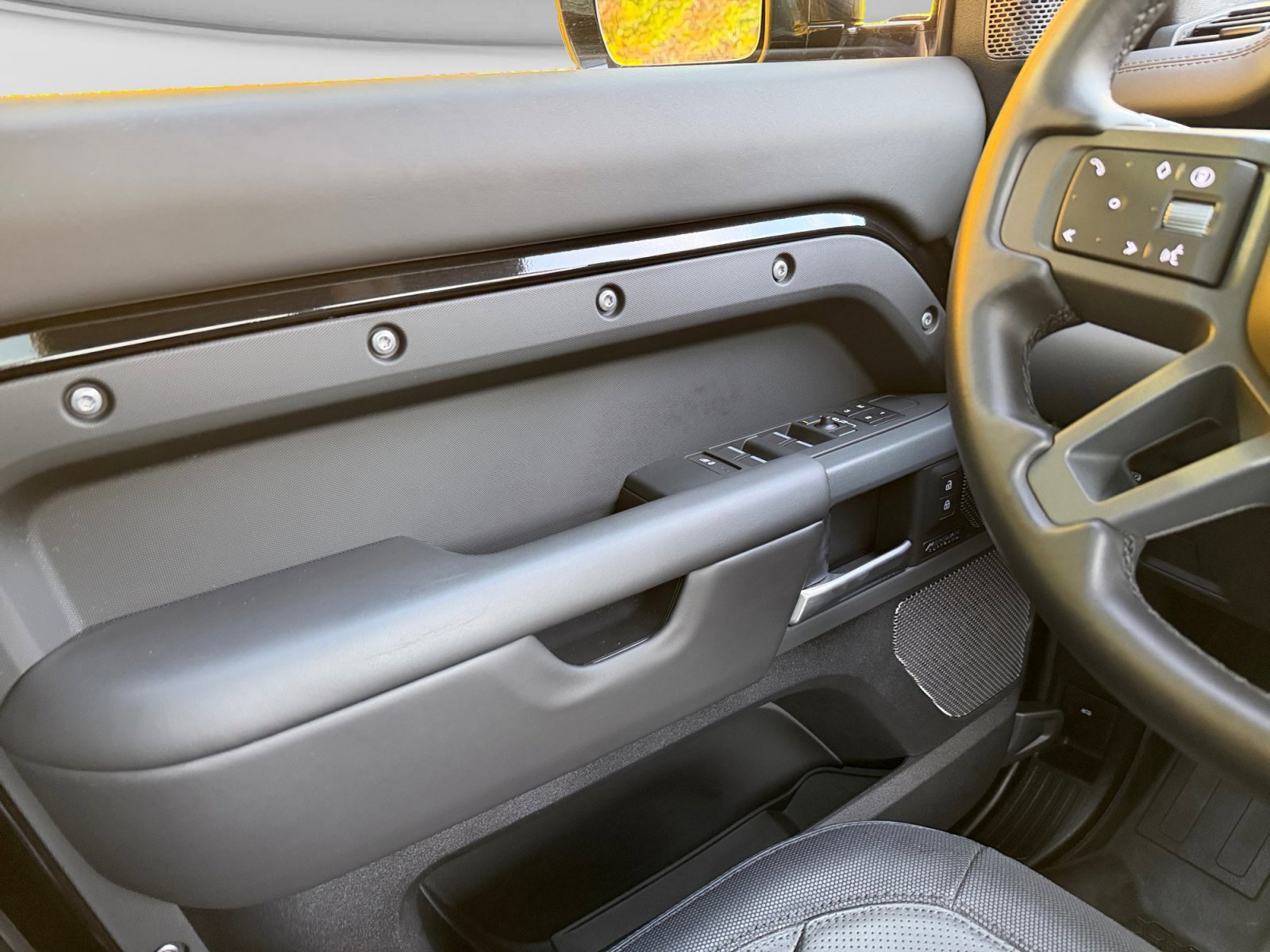 Certified 2024 Land Rover Defender 110 X-Dynamic SE image 12