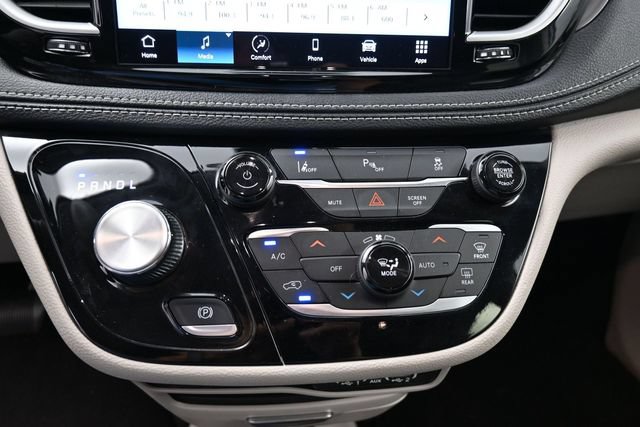 Used 2023 Chrysler Pacifica Touring-L FWD image 25