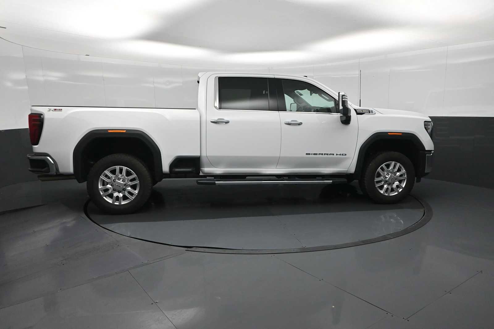 Used 2024 GMC Sierra 2500 SLT w/ SLT Premium Package image 9