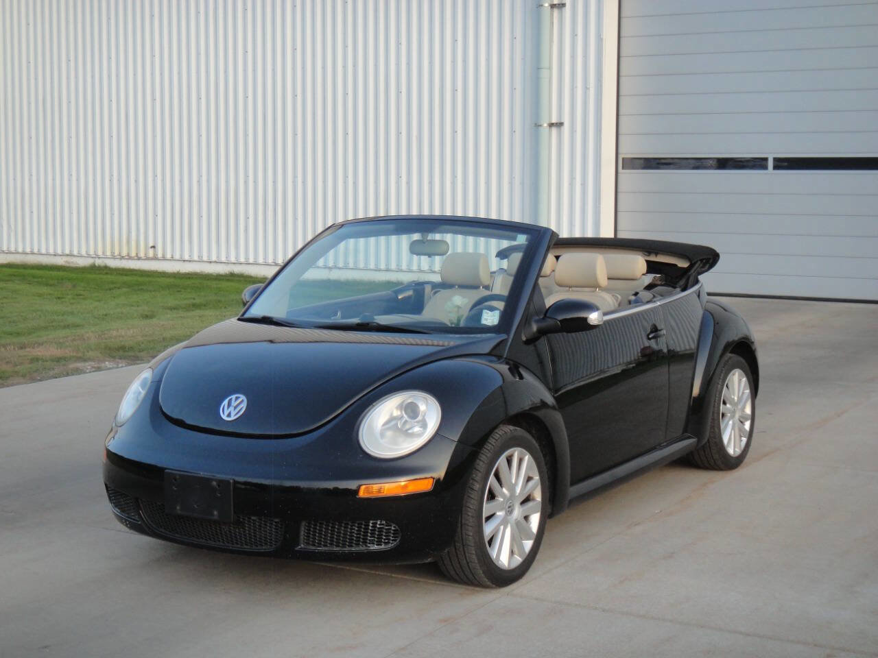 Used 2008 Volkswagen Beetle SE image 2