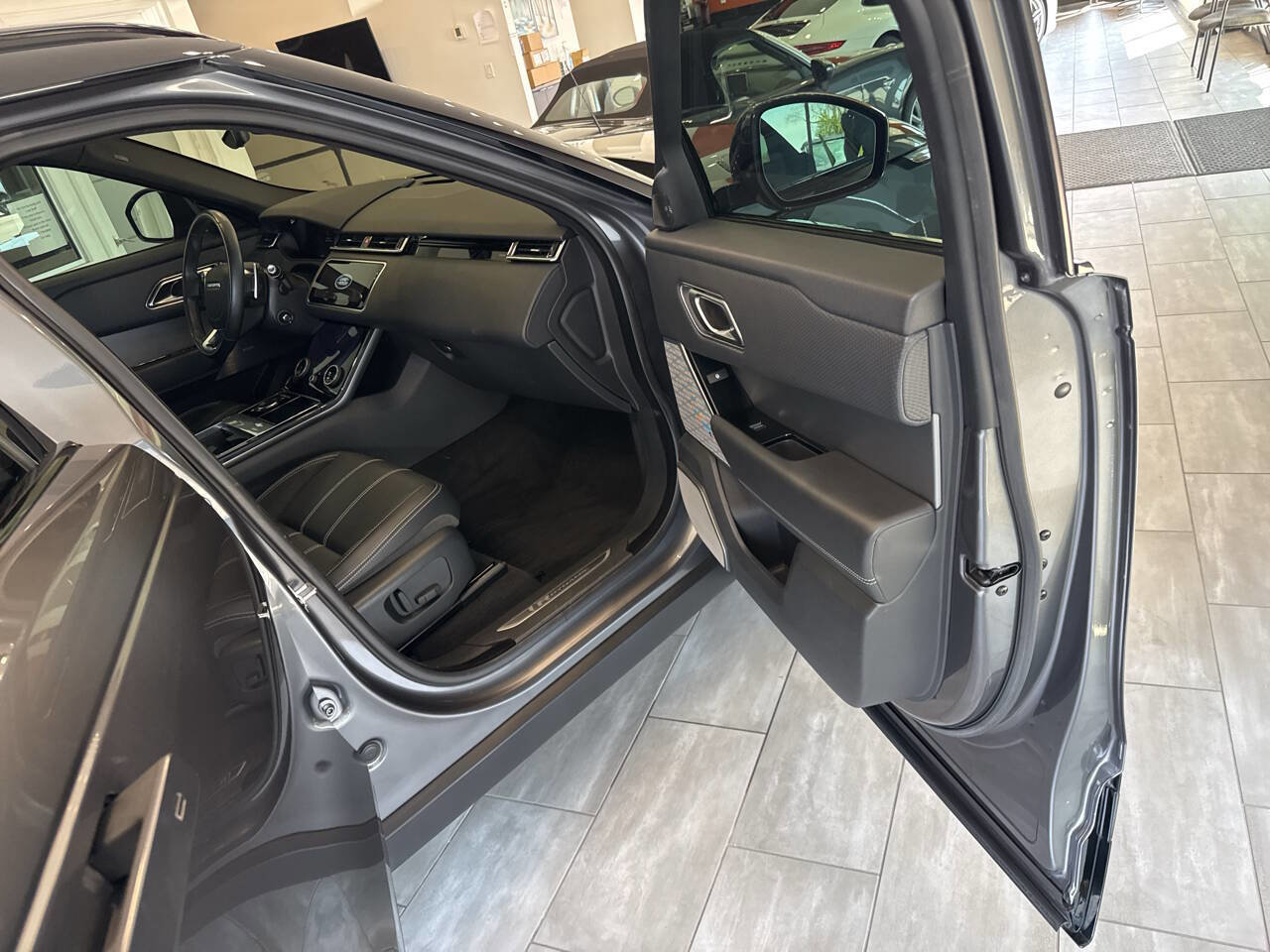 Used 2019 Land Rover Range Rover Velar R-Dynamic SE image 19