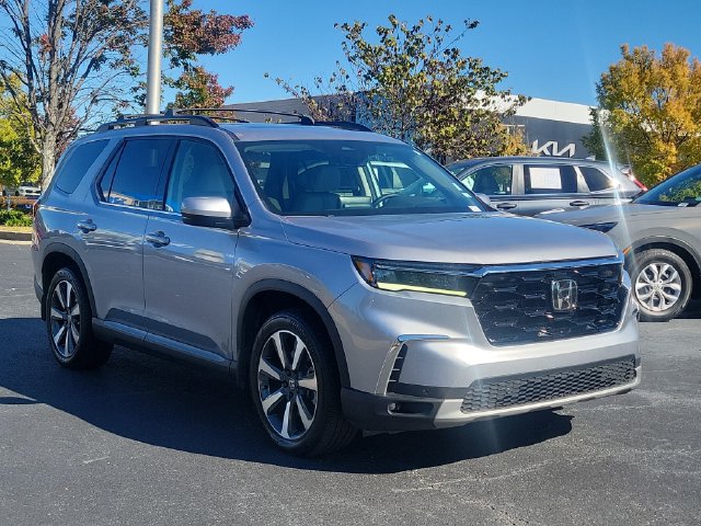Certified 2023 Honda Pilot Touring image 3