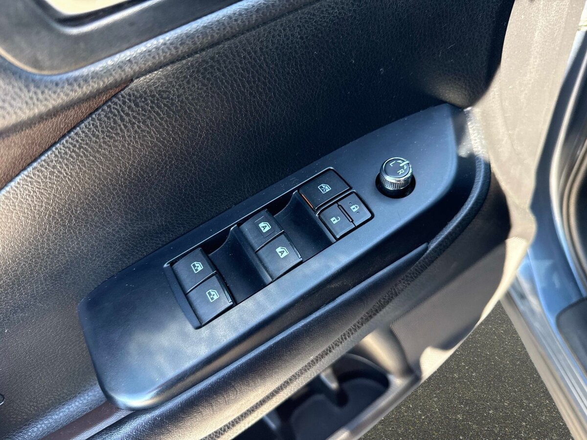 Used 2019 Toyota Highlander XLE FWD image 17