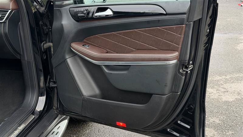 Used 2016 Mercedes-Benz GL 550 4MATIC image 34