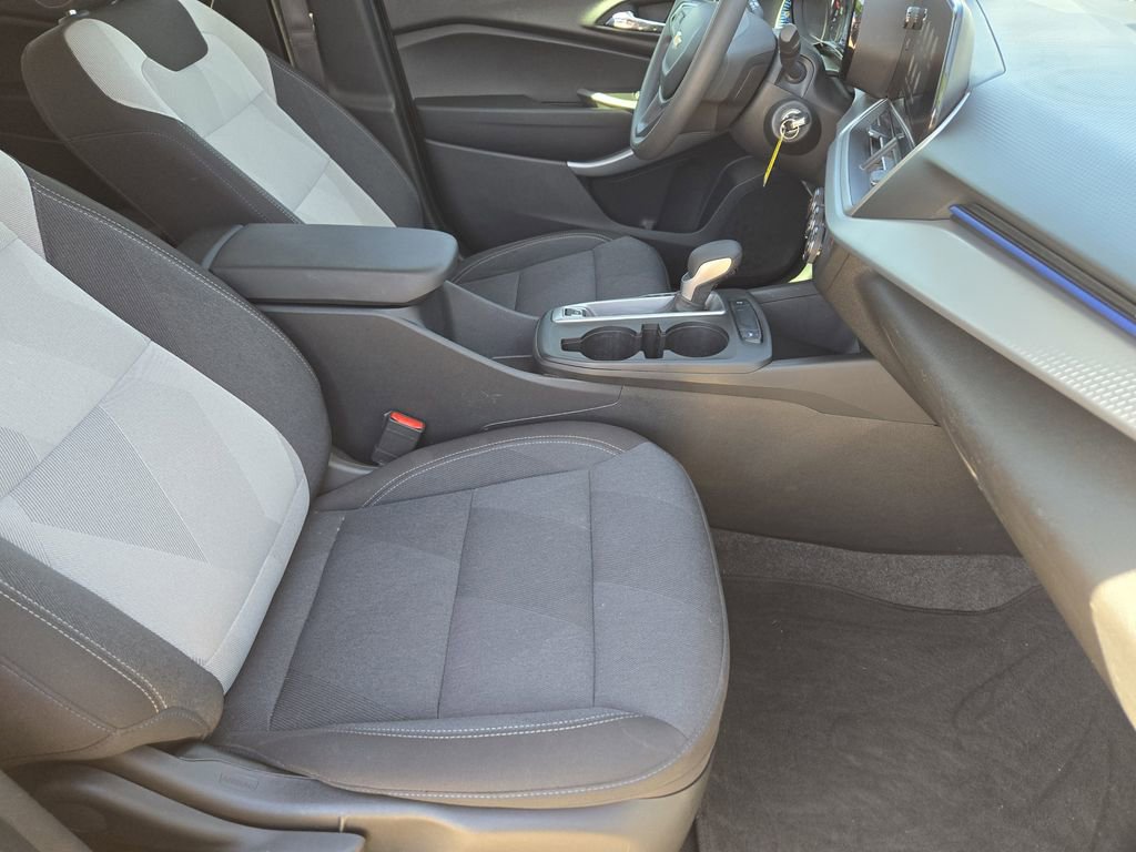 Used 2025 Chevrolet Trax LS w/ LS Convenience Package image 9