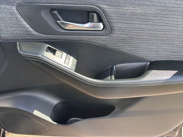 Used 2023 Nissan Rogue SV image 38