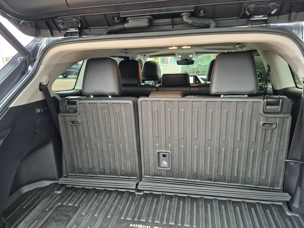 Used 2020 Toyota Highlander XLE image 11