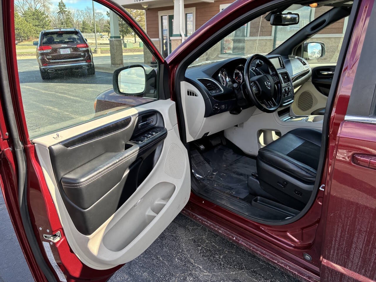 Used 2019 Dodge Grand Caravan SXT FWD image 9