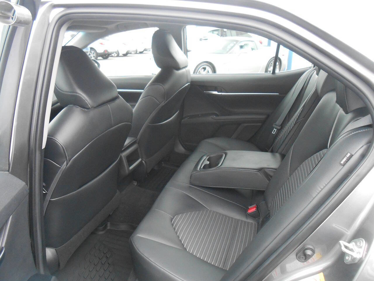 Used 2018 Toyota Camry SE w/ Moonroof Package FWD image 11