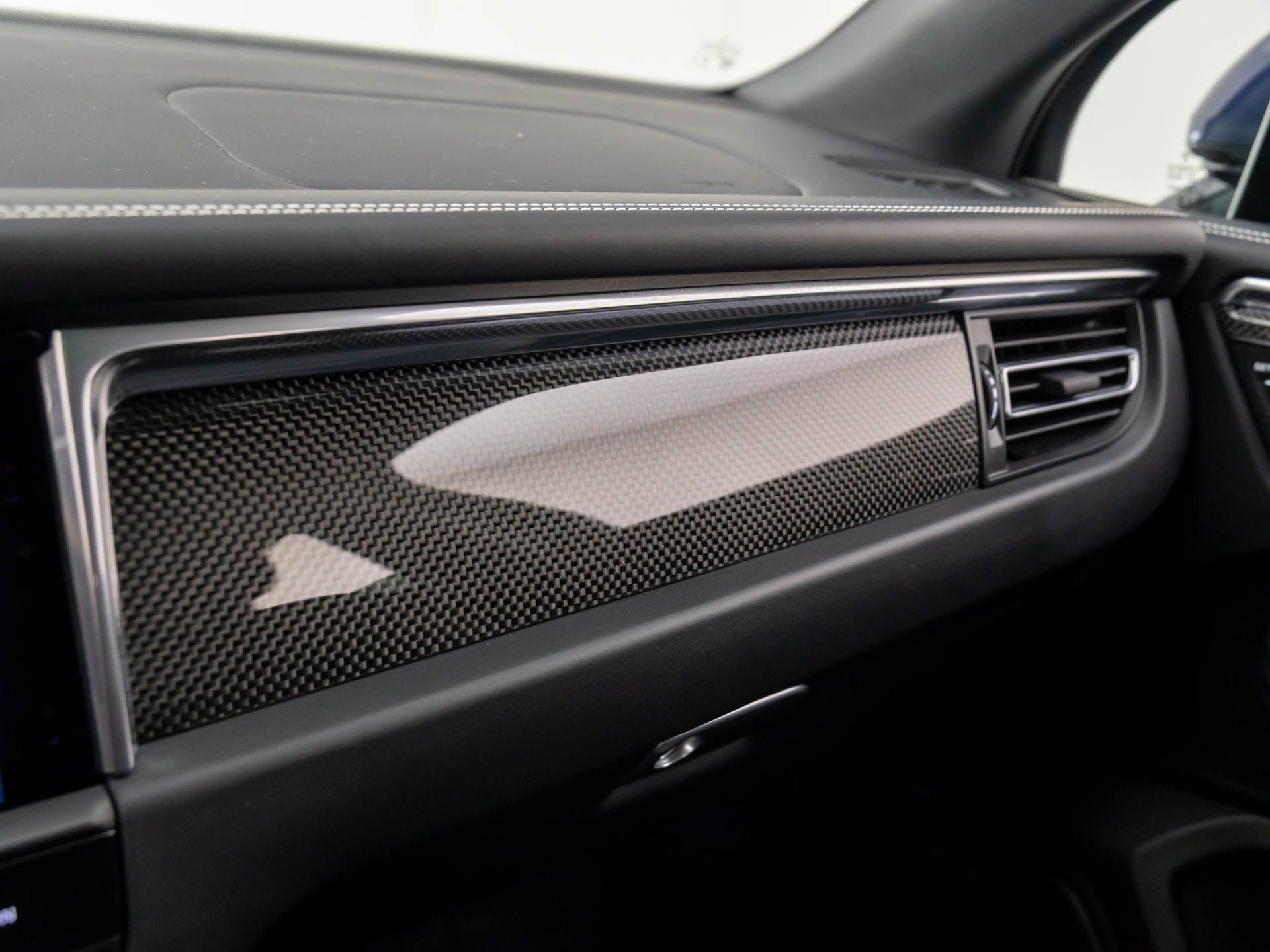 Certified 2025 Porsche Macan GTS image 30