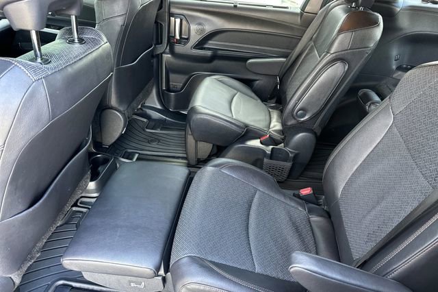 Used 2025 Toyota Sienna Limited image 14