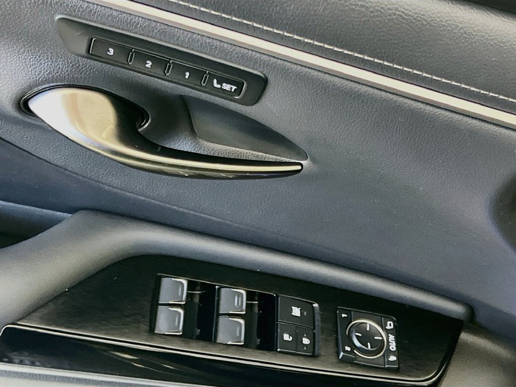Used 2024 Lexus ES 300h w/ Premium Package FWD image 17