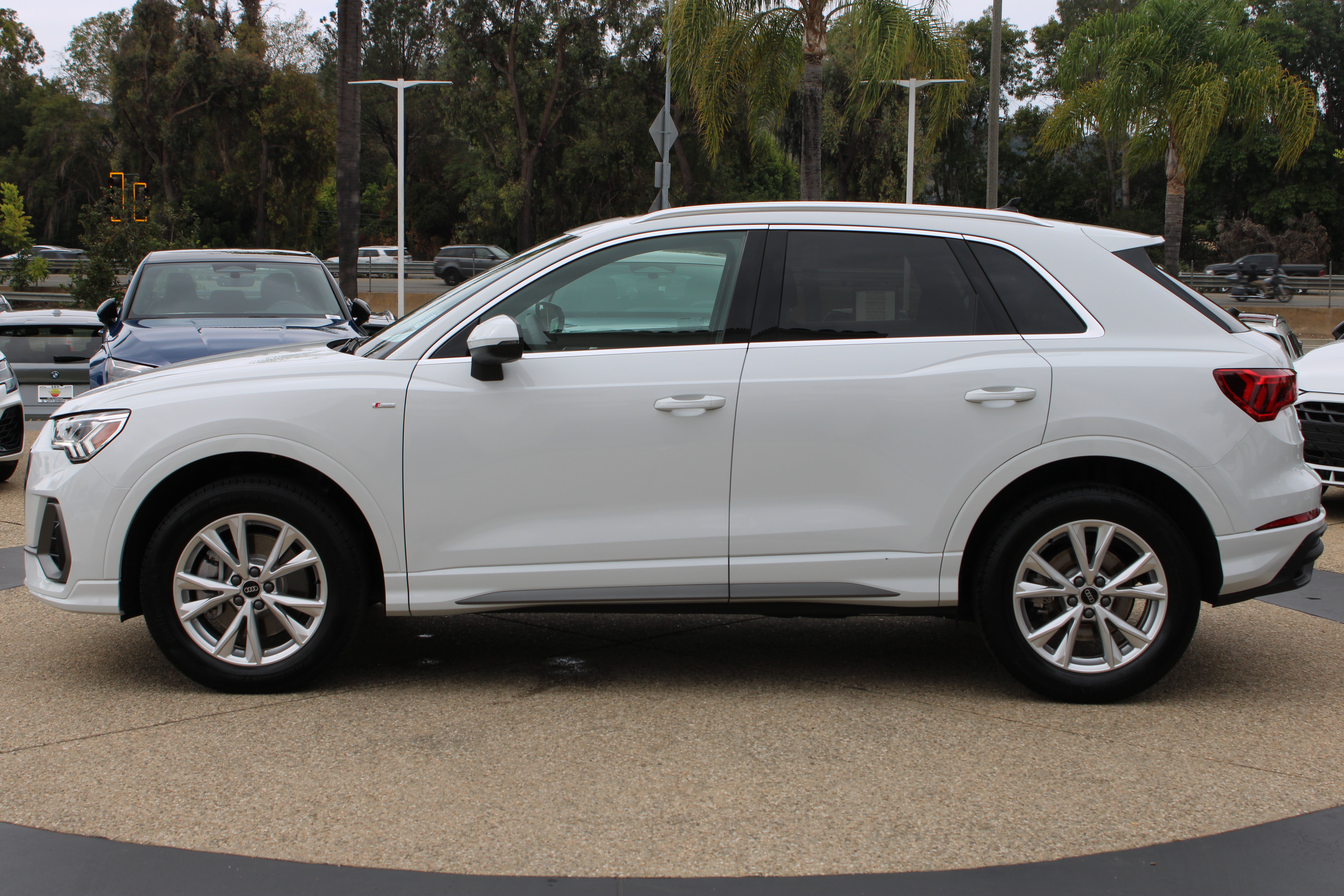 Certified 2025 Audi Q3 2.0T Premium w/ Convenience Package AWD/4WD image 2