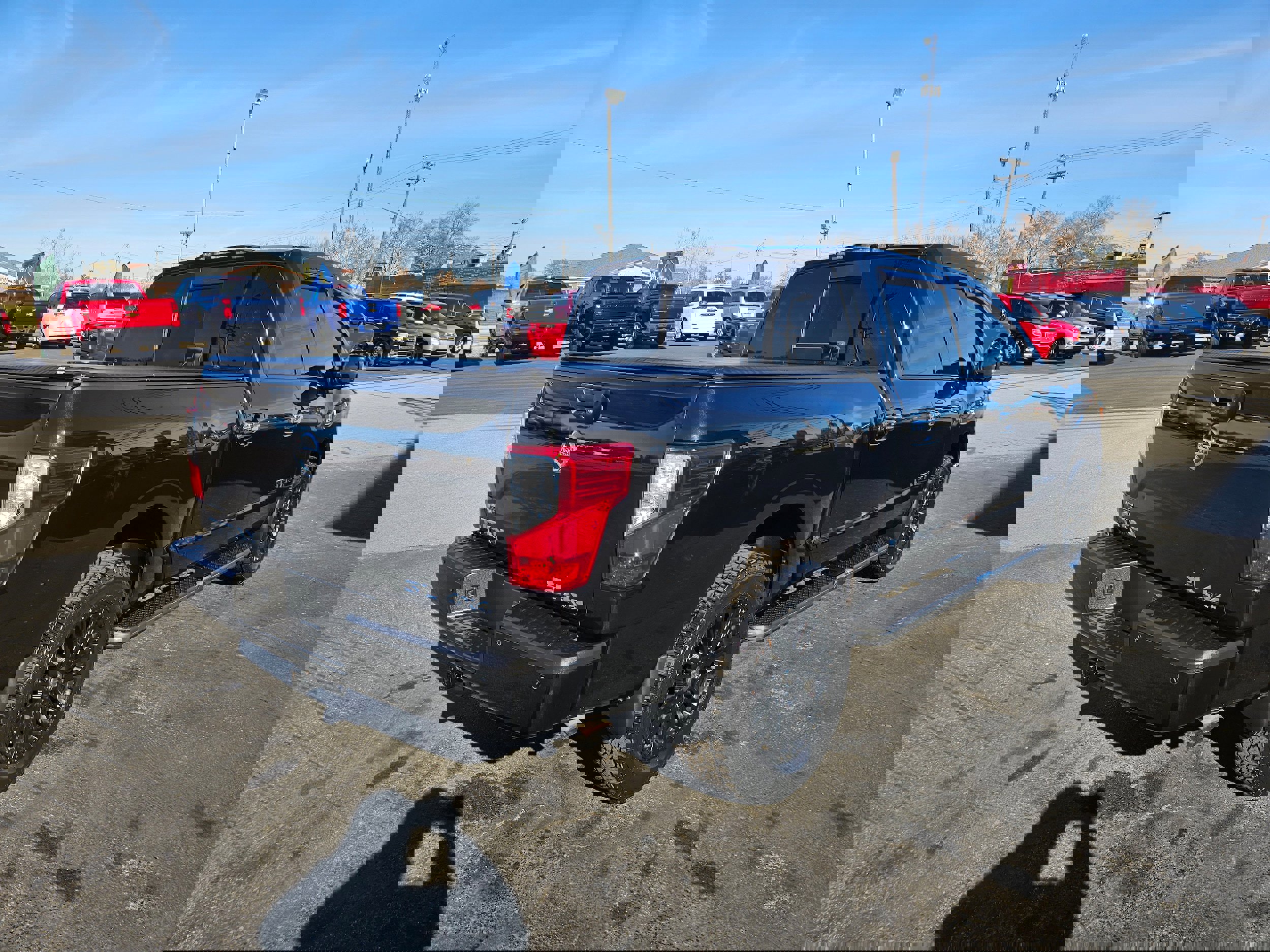 Used 2017 Nissan Titan SL image 5