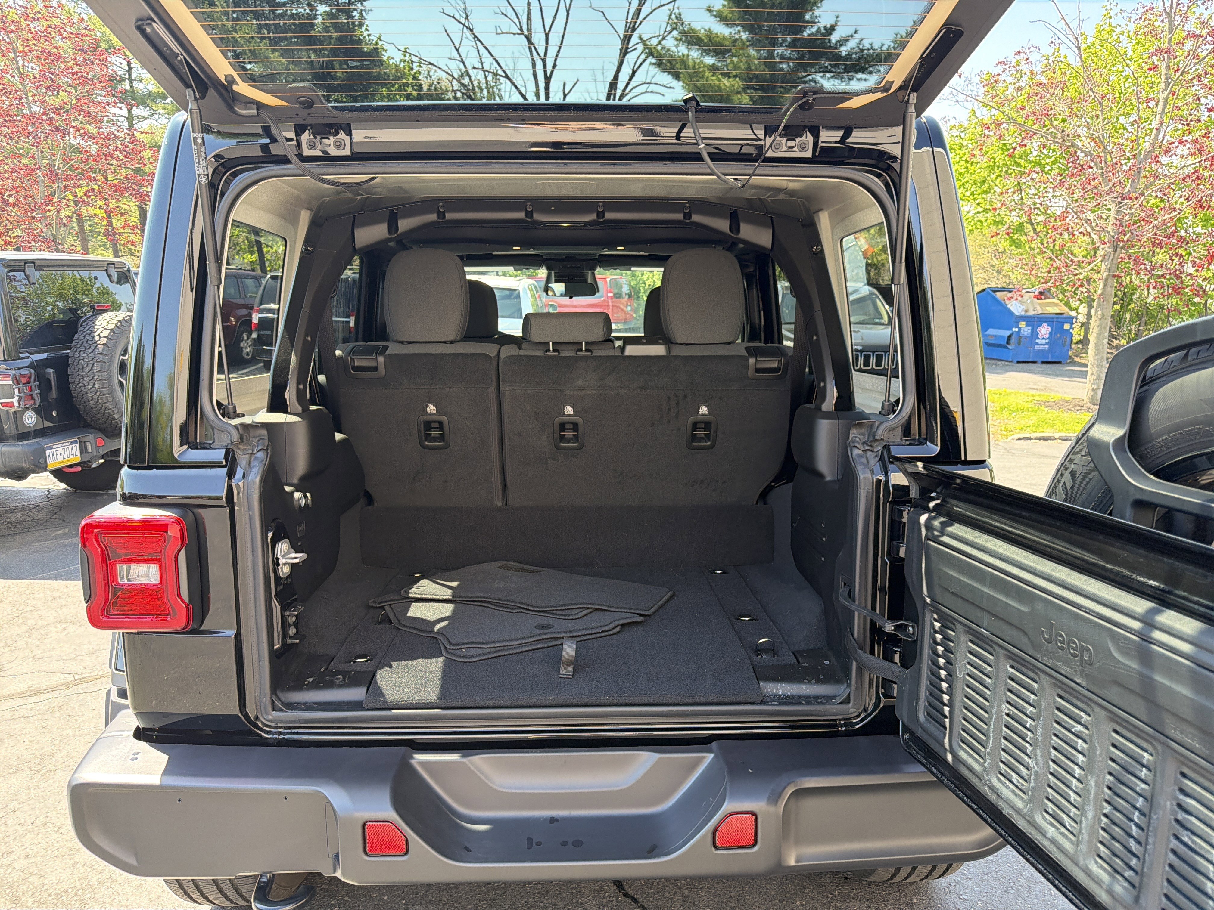 Certified 2025 Jeep Wrangler Unlimited Sahara AWD/4WD image 9