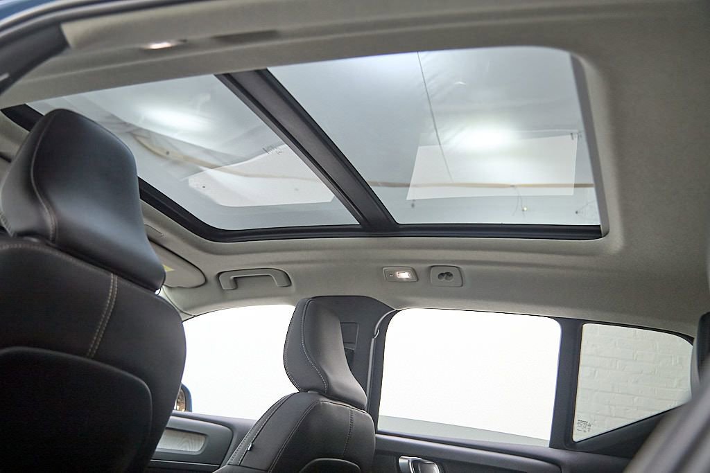 Certified 2023 Volvo XC40 B5 Plus image 21