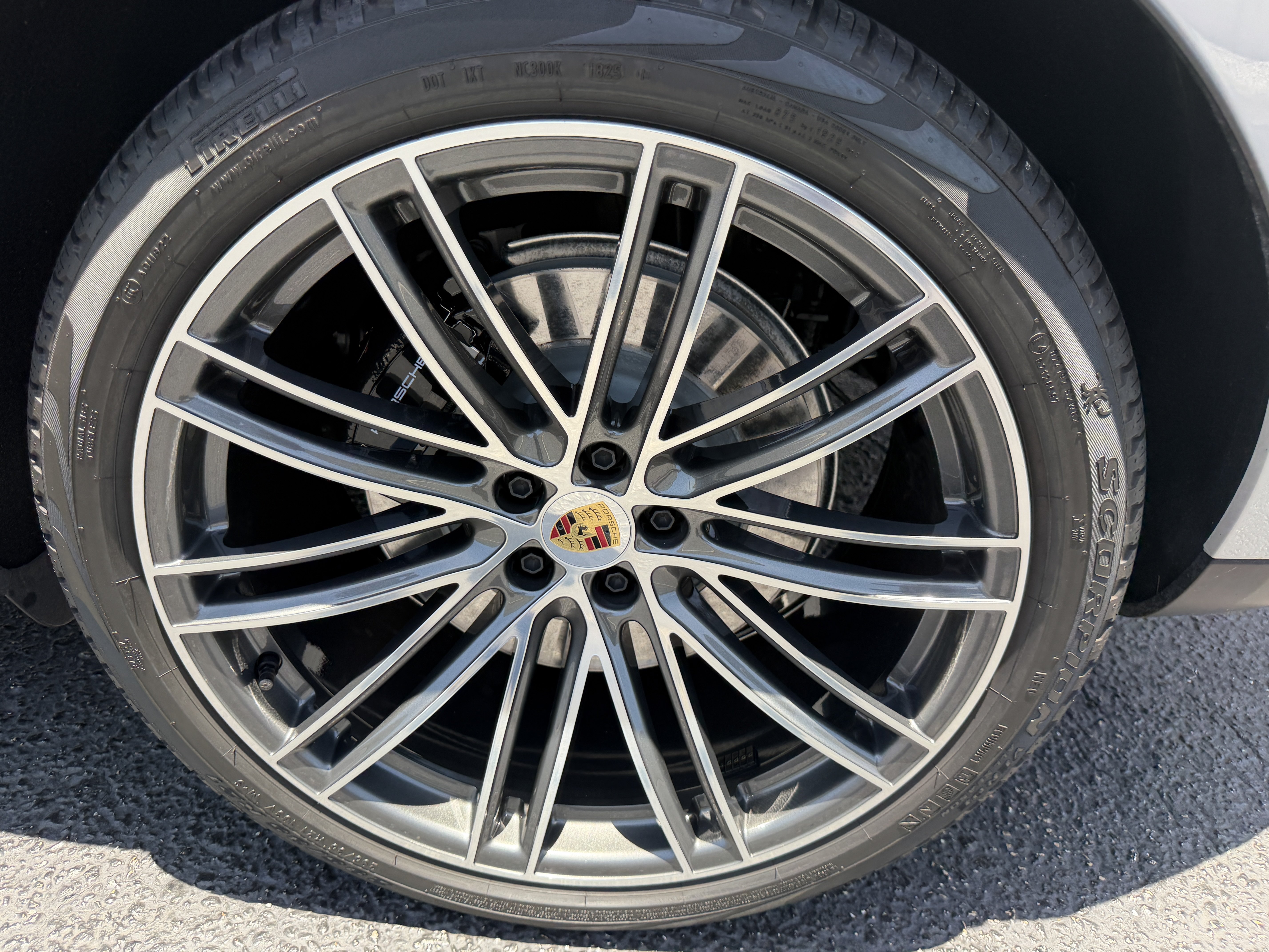 Certified 2025 Porsche Macan GTS AWD/4WD image 9