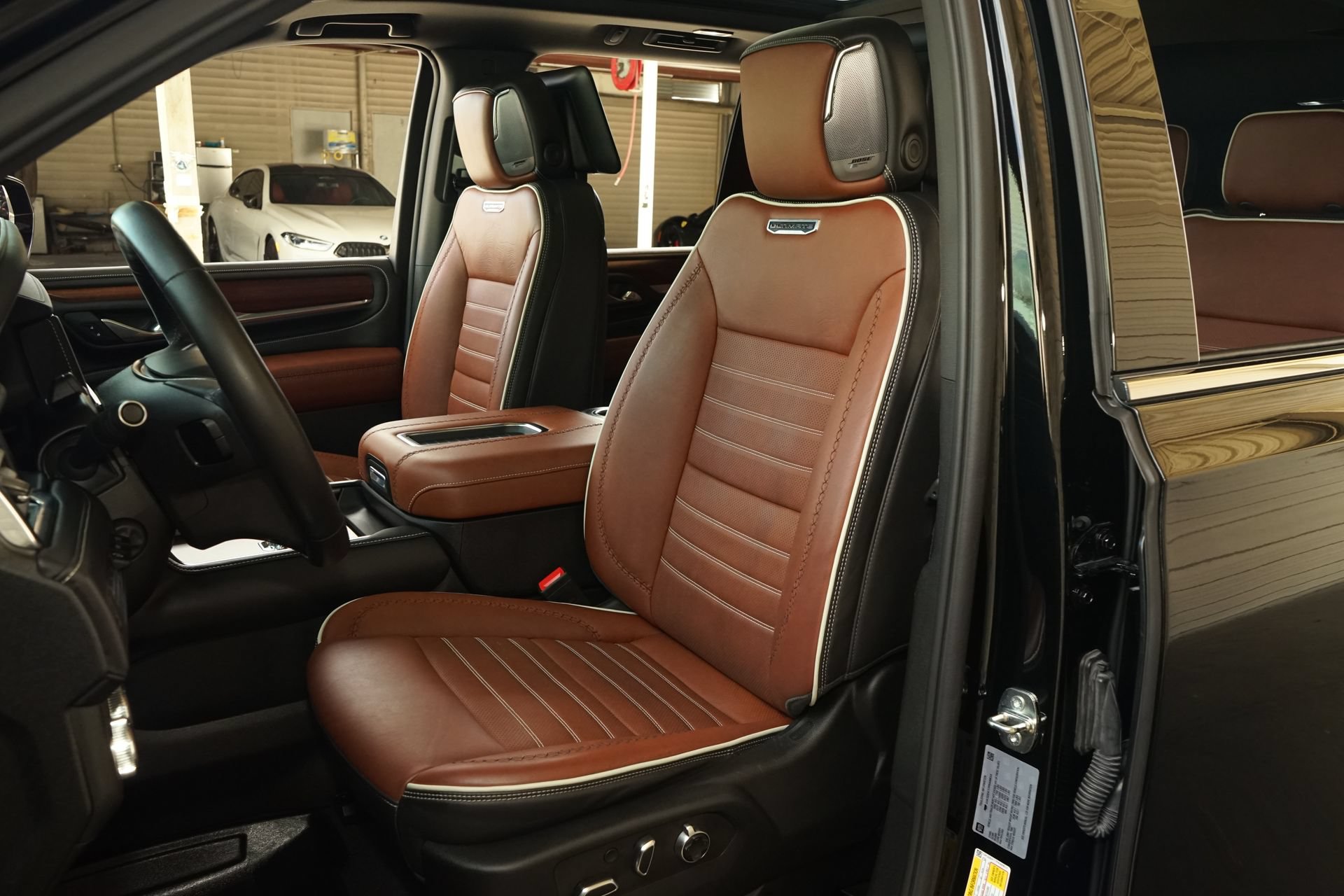Used 2023 GMC Yukon Denali Ultimate AWD/4WD image 3