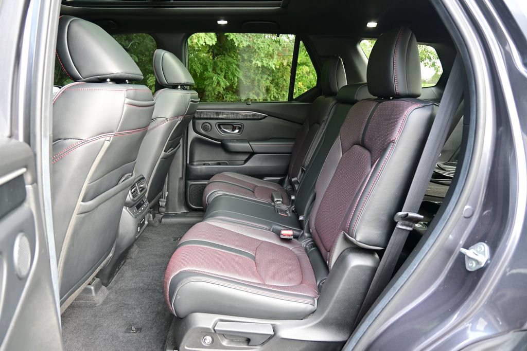 Certified 2025 Honda Pilot Black Edition image 15