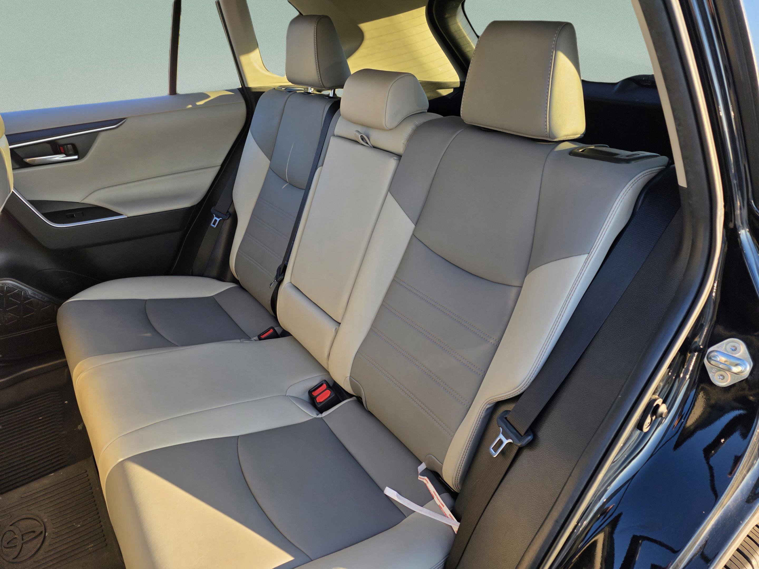 Used 2020 Toyota RAV4 XLE Premium image 19